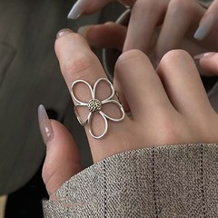 女性用のニッチなデザインの誇張されたデイジーフラワーリング、シンプルでハイエンドのオープンリング、ファッショナブルで多用途な人差し指リングトレンド