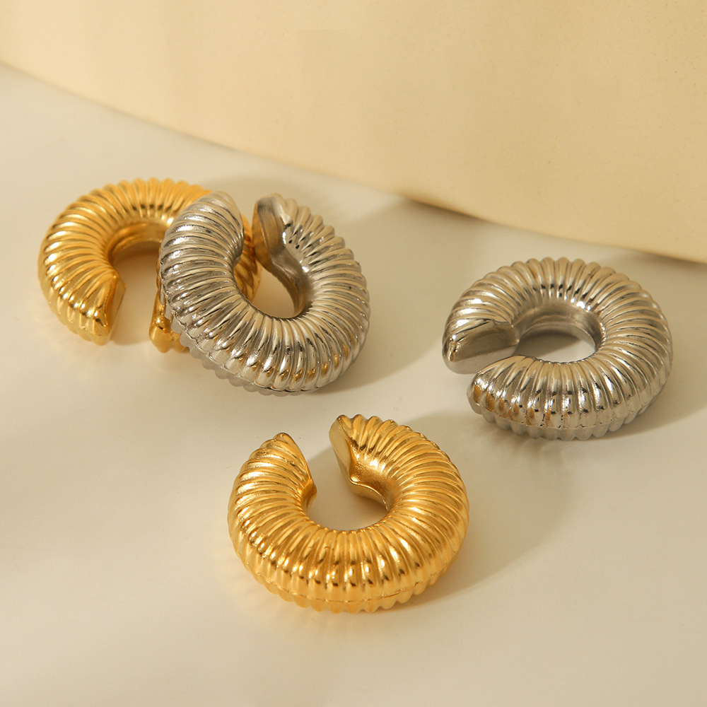 Pinzas para los oídos huecas de galvanoplastia al vacío de acero inoxidable de celebridades netas de INS, pendientes de alta gama de todo fósforo de moda femenina de nicho