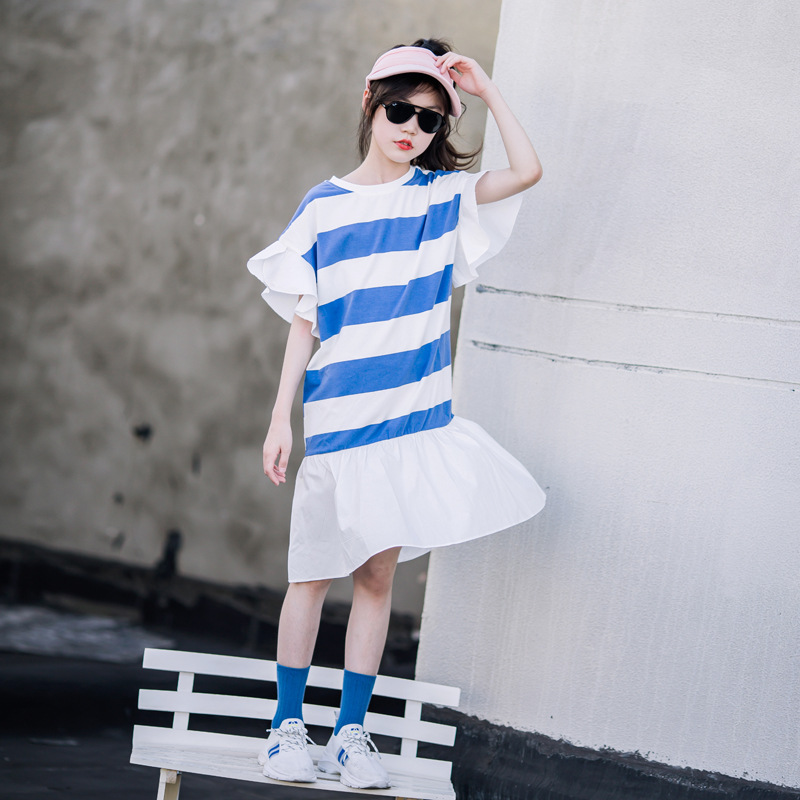 Las niñas se visten 2023 verano nuevos niños medianos y grandes con volantes de longitud media a rayas coreanas una línea de falda Niña