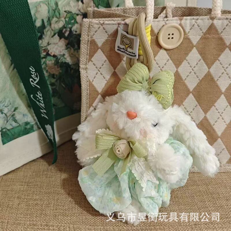 創意の長い耳のウサギはかわいい垂れ下がった耳の小さい白いウサギのぬいぐるみの鍵を掛けて女子学生のカバンを掛けて飾ります。|undefined