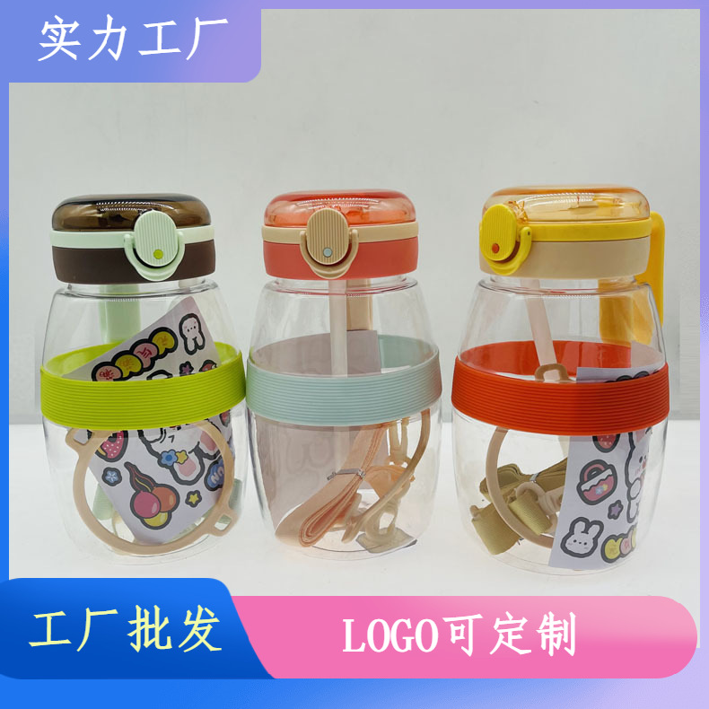 Fábrica al por mayor taza de agua para niños con correa de paja de alto aspecto lindo estudiantes masculinos y femeninos al aire libre portátil crossbody pot