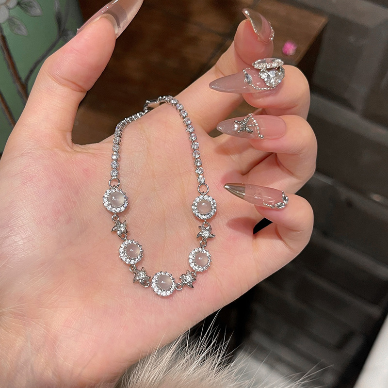 Pulsera de flor de calcedonia redonda de circón Pulsera francesa simple pequeña fresca y versátil, joyería de alta calidad de lujo ligero al por mayor