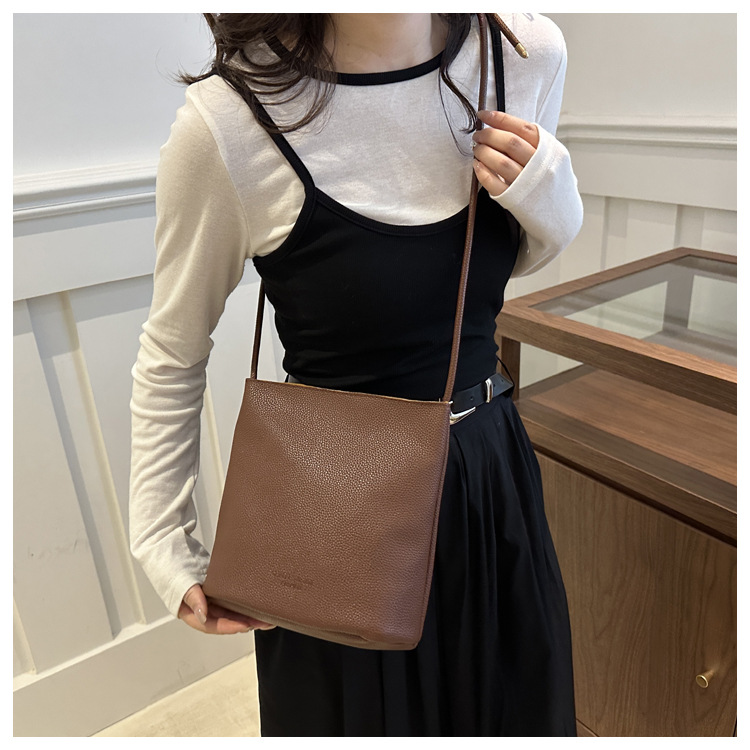 Solid-color simple single-shoulder casual. This year, the retro large-capacity 2024 new autumn crossbody bucket bag for women is in vogue undefined