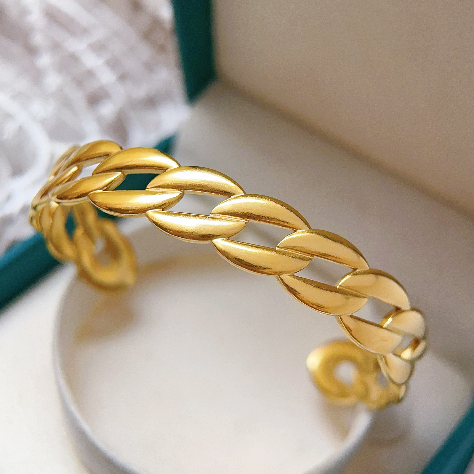 Brazalete de moda europea y americana de acero inoxidable chapado en oro de 18 quilates, lujo ligero, joyas de pulsera hueca, lujo ligero para mujeres.