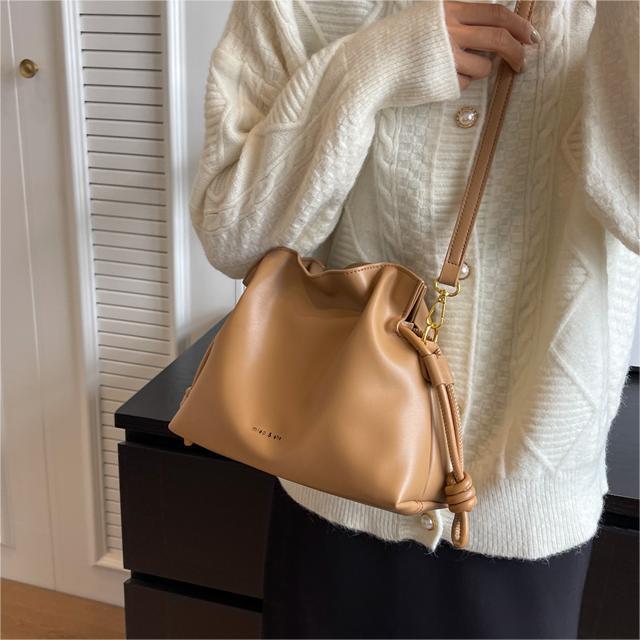 Bolso casual retro para las mujeres 2023 nueva llegada de trabajo de viajero cubo bolsa nicho diseño versátil simple bolsa de mensajero