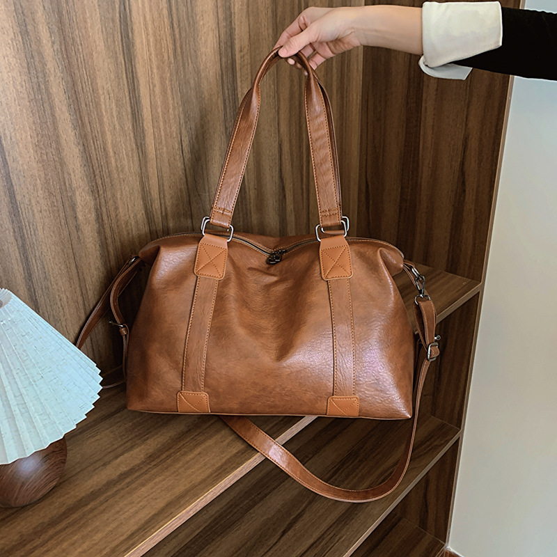 Fashionable polyurethane bag for traveling