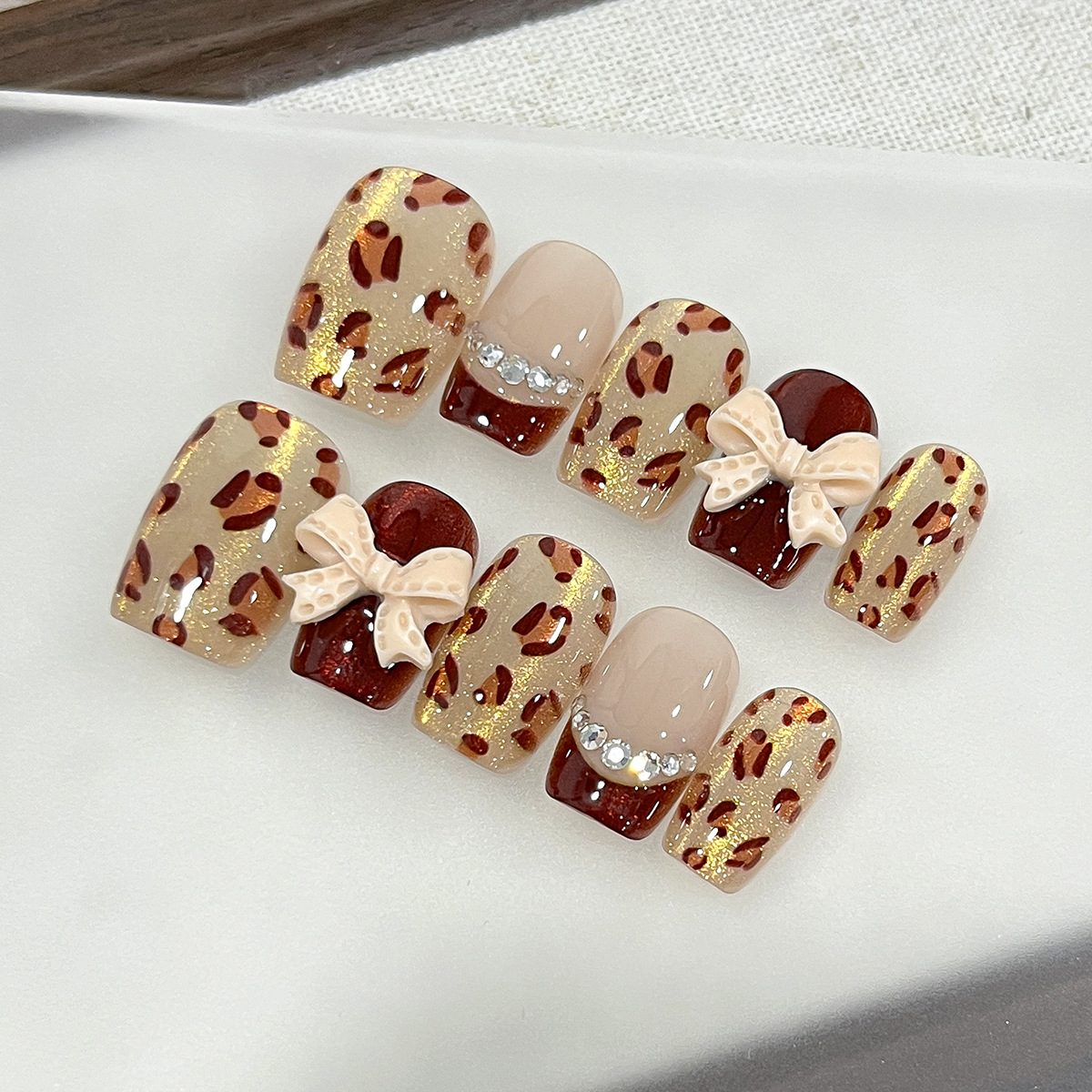 Otoño y invierno usar una red de uñas rojas de alto rendimiento blanqueante 10 piezas de impresión de leopardo marrón ojo de gato manicura falsa desmontable