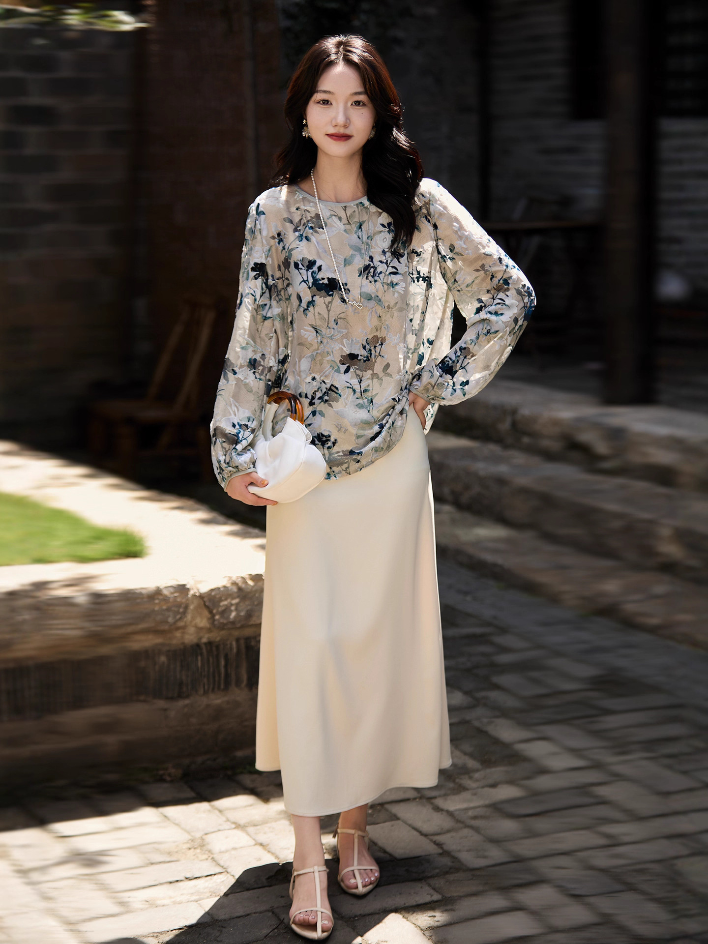 Áo lụa nhung cháy chỉ vàng cổ tròn tay ngắn — bản in màu xanh