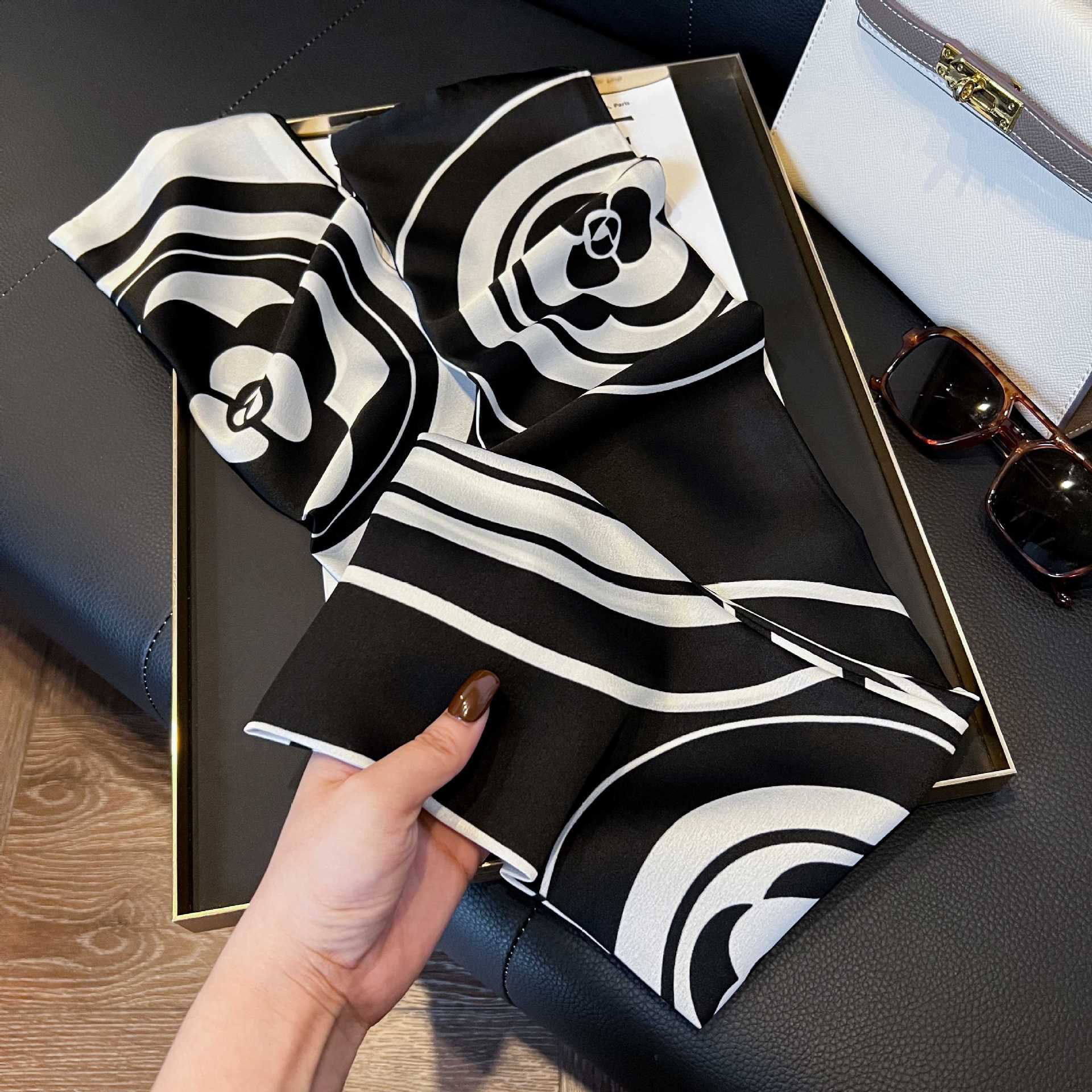 Nueva bufanda de seda pequeña banda larga estrecha para el cabello mujer estilo primavera y otoño moda madre bufanda estilo verano estilo fino serpentina bufanda al por mayor