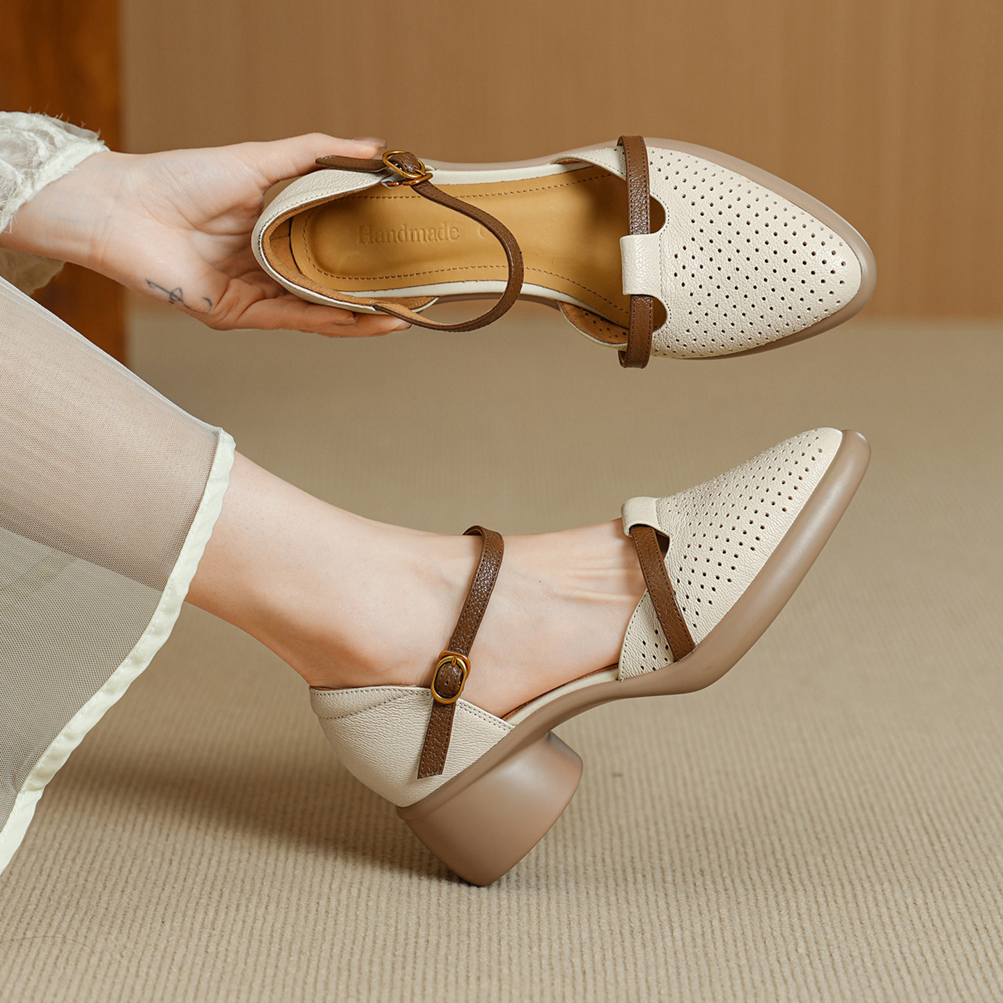 Sandal nữ quai ngang da dê mũi tròn gót vuông cao 9 cm — màu trắng ngà