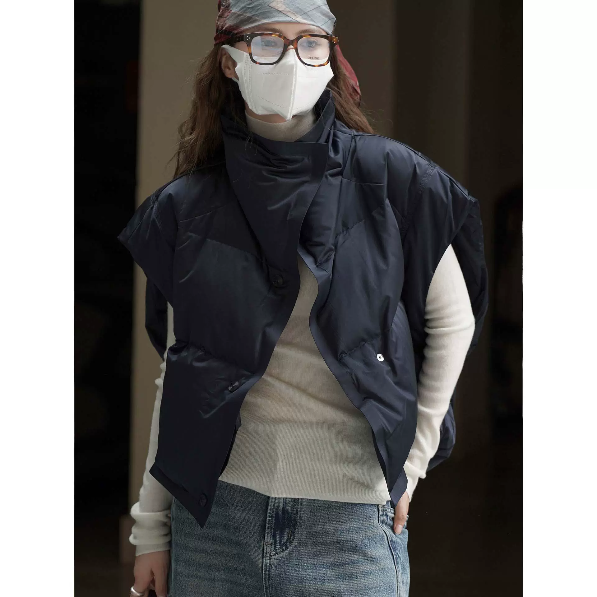 卢浮冬季新款韩版简约休闲风翻领纽扣羽绒马甲舒适佰搭显瘦外套女