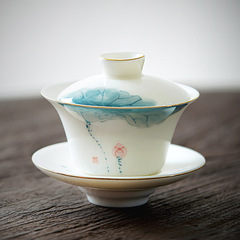 中国の白い羊の脂の玉の3才のお茶の蓋の碗のお茶の杯の手描きのハスの花の白い磁器の工夫の茶器のセットの手は茶碗をつかみます