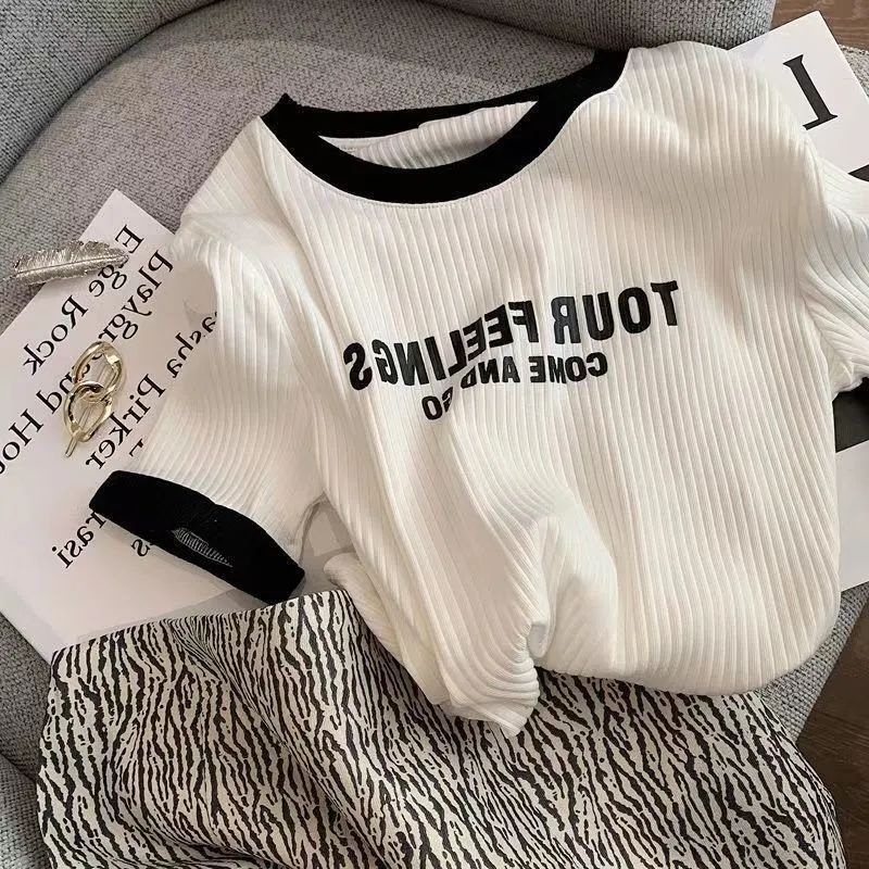 女性用の新しいスタイルの右肩半袖Tシャツ、トレンディな夏のガールフレンドの服、スリムなハイウエストのショートシャツ、シックな香港スタイルのトップス|undefined