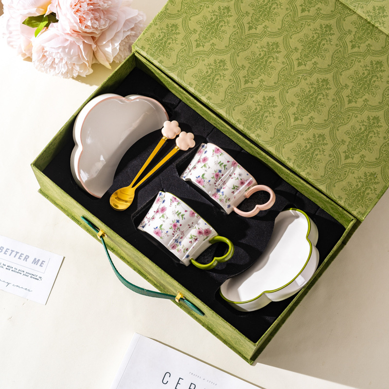 Retro flor de ciruela taza de café y plato conjunto de alta calidad exquisita taza de té de la tarde caja de regalo regalo de boda regalo de mano