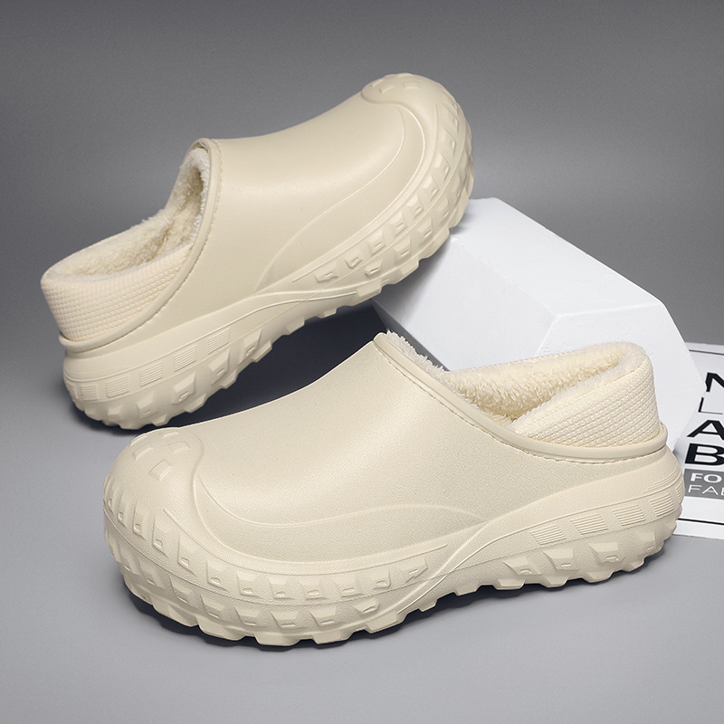 Zapatos de algodón de invierno para hombres con una sensación de mierda gruesa y una base suave de terciopelo caliente antideslizante impermeable a prueba de frío neumáticos de moda para hombres.