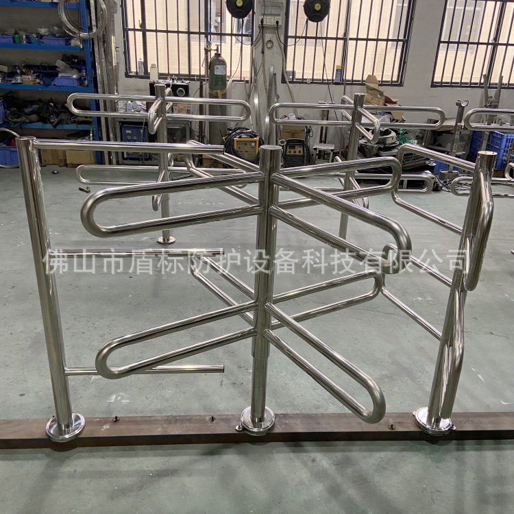 成品供应超市旋转手动出口单项栅栏道闸门 防止逆向干扰排队秩序