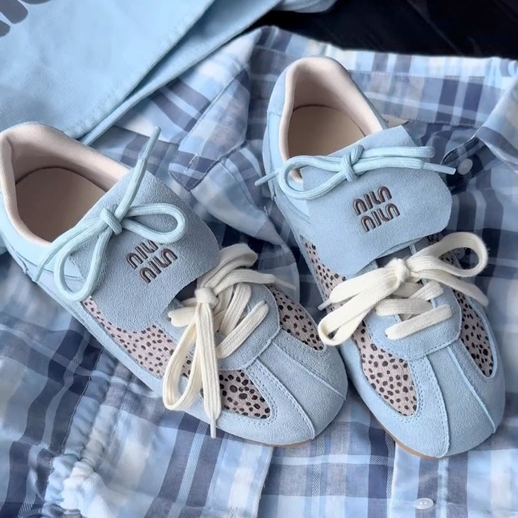 [Weird Beauty] Zapatillas de cuero de fondo plano con aumento interior para mujer 2025 verano nuevo estilo Forrest Gump deportes y ocio zapatos de entrenamiento alemán