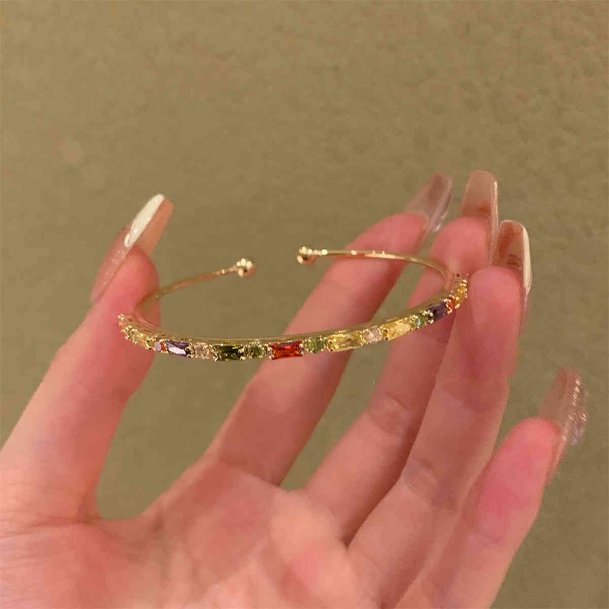 Pulsera de giro cruzado de circón de color, pulsera de lujo ligero para mujer, nueva moda de nicho, joyería de todo fósforo para viajeros