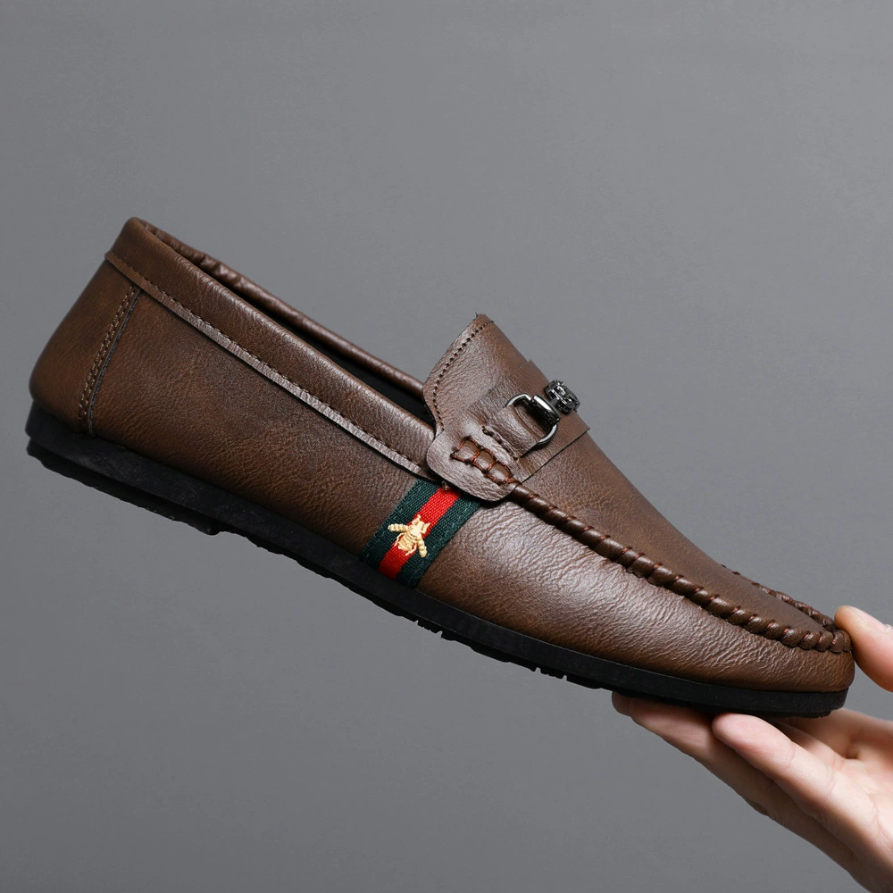 Мужские повседневные кожаные туфли, универсальные лоферы в британском стиле, летняя мужская обувь, новые лоферы для лета 2024 года.