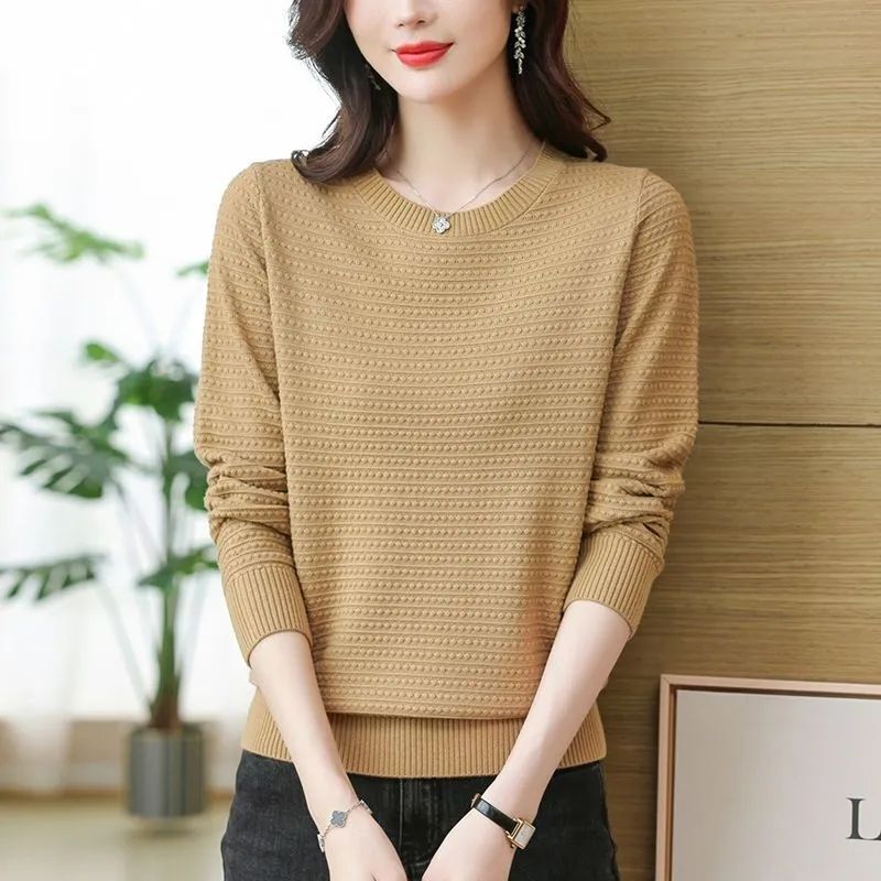 Stylish round-neck, solid-color knit sweater for women, loose-fitting, versatile, can be worn as an outer layer or as a base layer, fashionable top