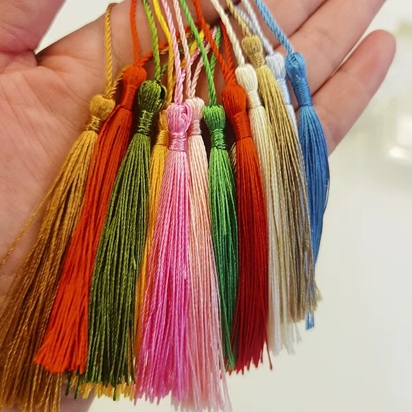 Vertical polyester ice silk tassels, bookmark, red envelope, candy box accessories, clothing sachets, phone case tassels manufacturer