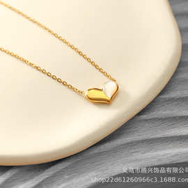 2023年新款简约轻奢不对称贝母爱心项链女时尚甜美百搭钛钢饰品
