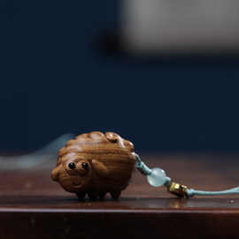 绿檀木雕网红羊了个羊手机挂链实木雕刻工艺小绵羊装饰品汽车挂件