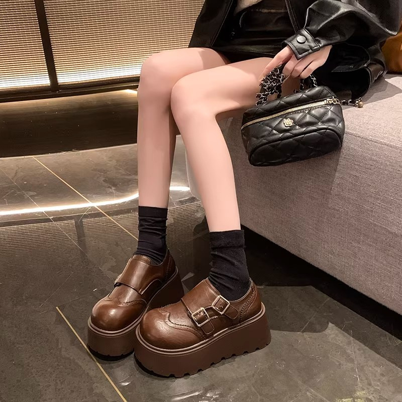 Pequeño aumento de altura zapatos Lefour mujeres 2026 primavera nuevo estilo británico marrón retro versátil zapatos de cuero pequeño bloque