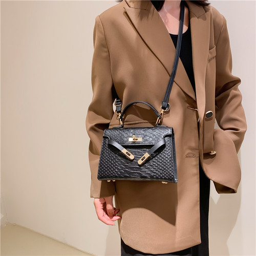 Popular fashion handbag  trendy autumn new fashionable one-shoulder simple cross-body commuting small square bag
