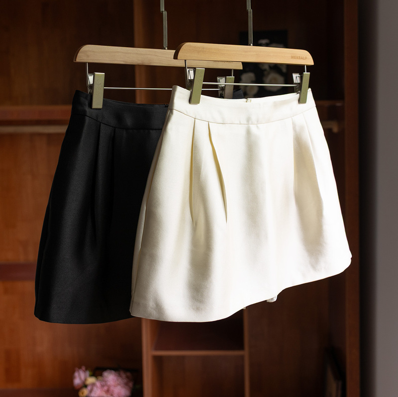 This is the real high-end, with a solid, high-fashion vibe that outshines the top brands. Versatile pants-skirt M7A39