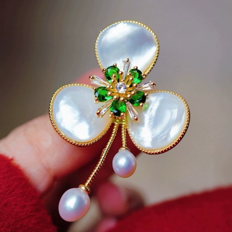 Готовый продукт: брошь-клевер из натурального жемчуга для женщин, дизайн с защитой от просвечивания, нишевая брошь-заколка, художественный стиль.