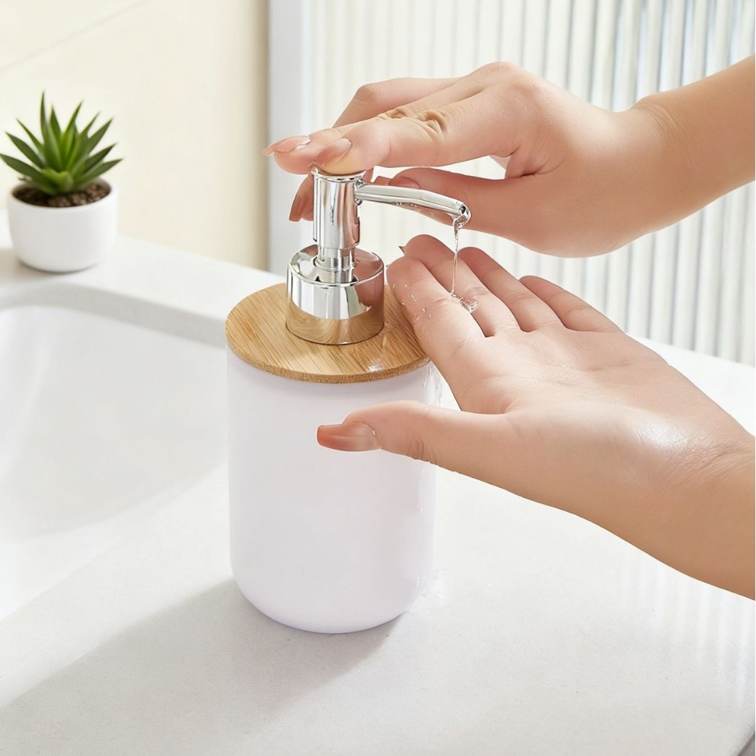 Baños nórdicos de cuatro piezas con cubierta de bambú y madera baño hotel casero taza de botella de loción caja de jabón
