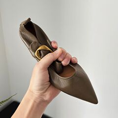 ふんわり! 頭の層の羊の皮の1字のバックルはフランス式のメアリーの珍の靴の2025年の尖った頭の浅い口の靴の女性の小さいヒールを持ちます。