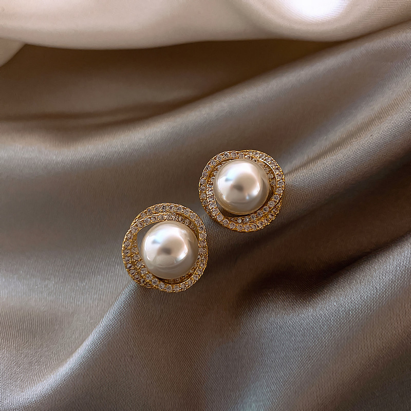Korean Spiral Pearl Earrings Wholesale Nihaojewelry display picture 1