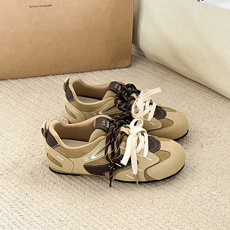 Two-color universal shoelaces