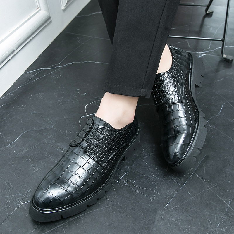 Gran tamaño transfronterizo británico con una base gruesa aumentando la altura de los zapatos de cuero puntiagudos para hombres 2024 primavera y otoño nuevos zapatos de cabeza grande botas bajas Martin