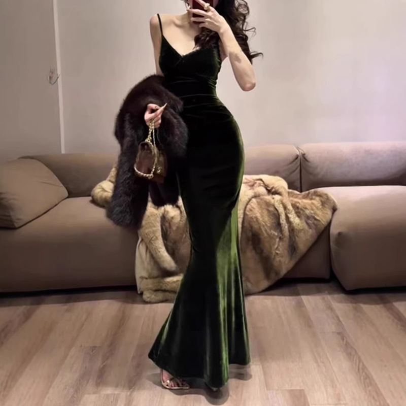 Sexy Backless Green Velvet Halter Dress, Elegant Slim-Fit Fishtail Long Dress Sexy Backless Green Velvet Halter Dress, Elegant Slim-Fit Fishtail Long Dress
