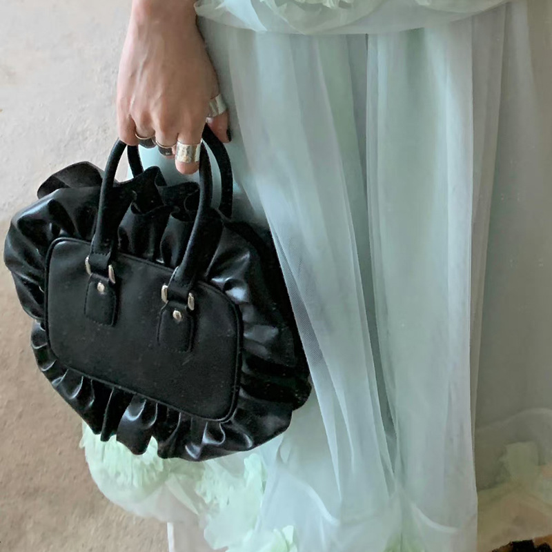 La celebrità di Internet Mona ha la stessa borsa a tracolla piccola e quadrata plissettata in pizzo scuro, nuova tendenza_voghion.com