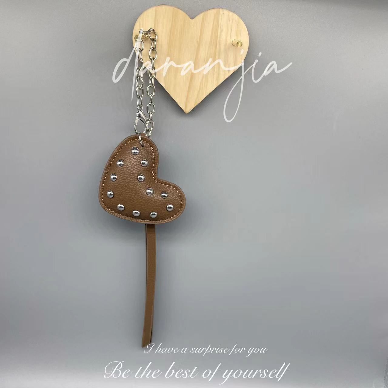 新型の大衆puは綿の愛のリベットの革を満たして愛のチェーンの包みを掛けて車のキーを掛けます。