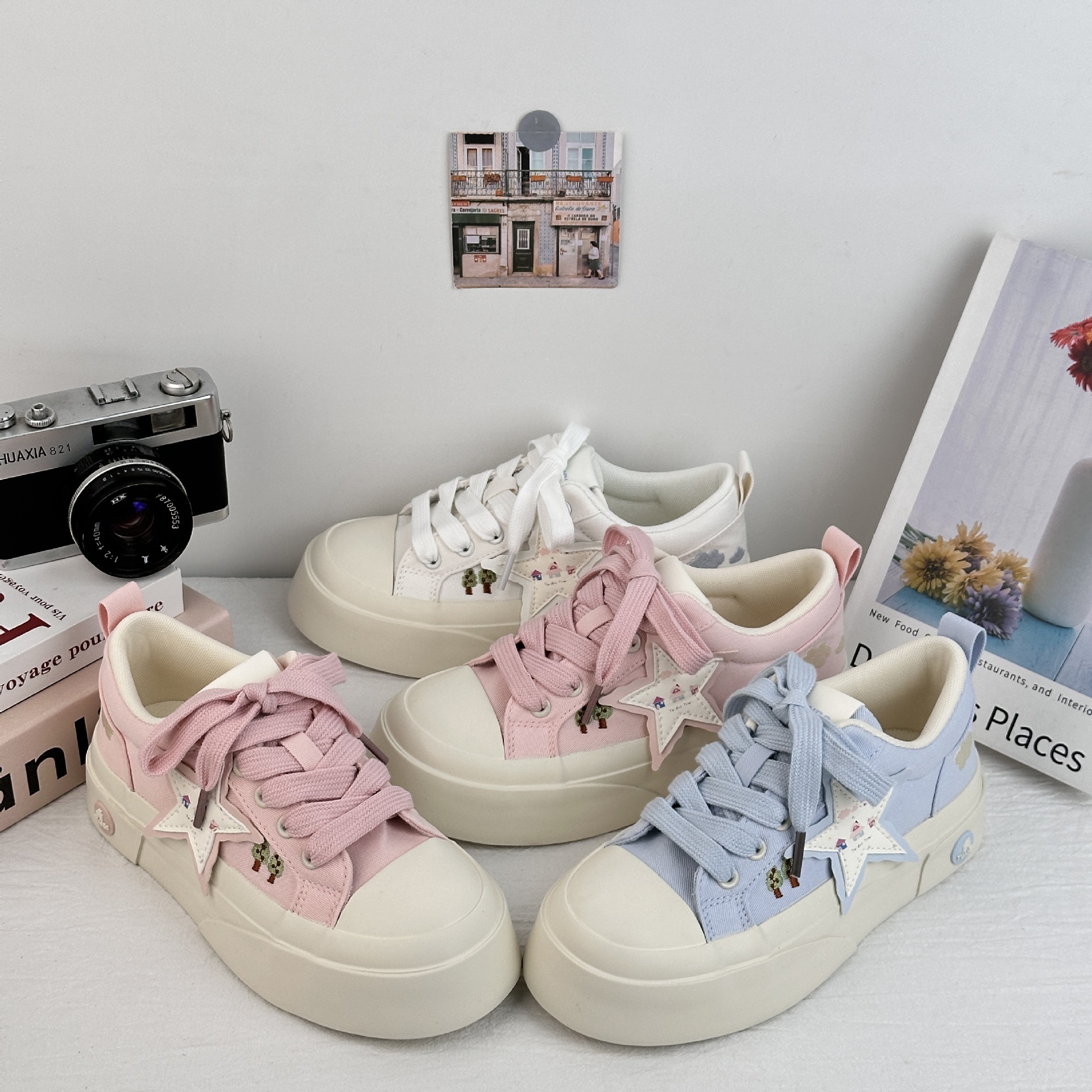 Zapatos de soleas gruesas de larga onda para mujeres 2025 nuevos zapatos blancos casuales de moda de verano con zapatos de lona frescos