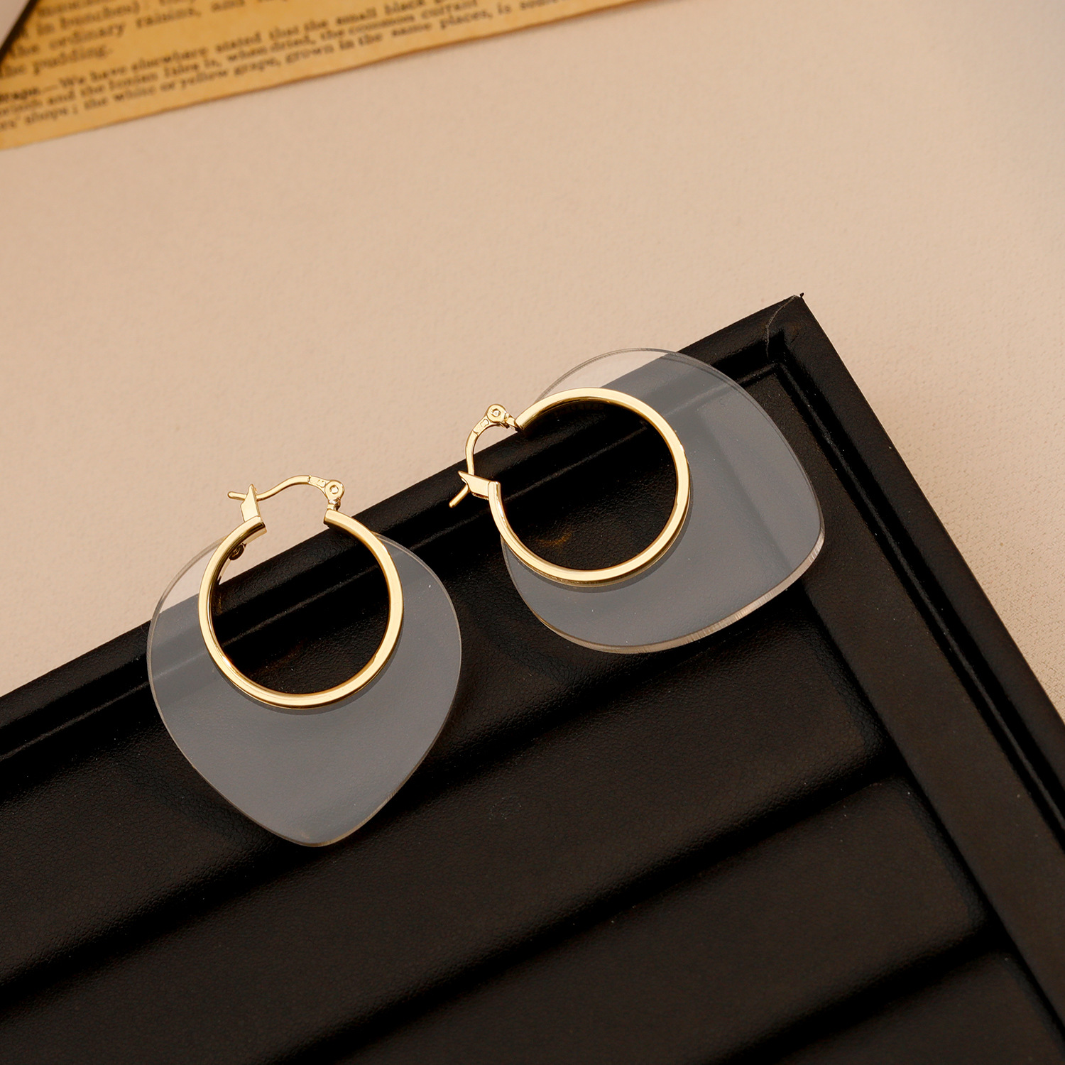 Oversized Sculptural Clear Acrylic Clip-on Earrings Modern Design_voghion.com