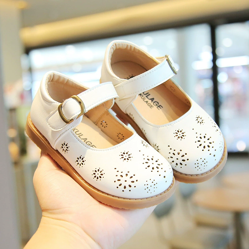 Белые кожаные туфли для девочек с вырезами, дышащие, летние 2025, новый британский стиль, детские туфли принцессы, стиль преппи, маленькие балетки