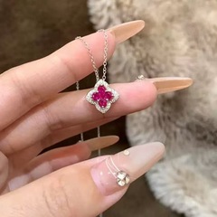 輸送フラッシュドリルの赤い宝の四つ葉のクローバーのネックレスの女性の軽い豪華な大衆の高級感はジルコニウムの花びらのペンダントの鎖をいっぱいはめ込んでいます。