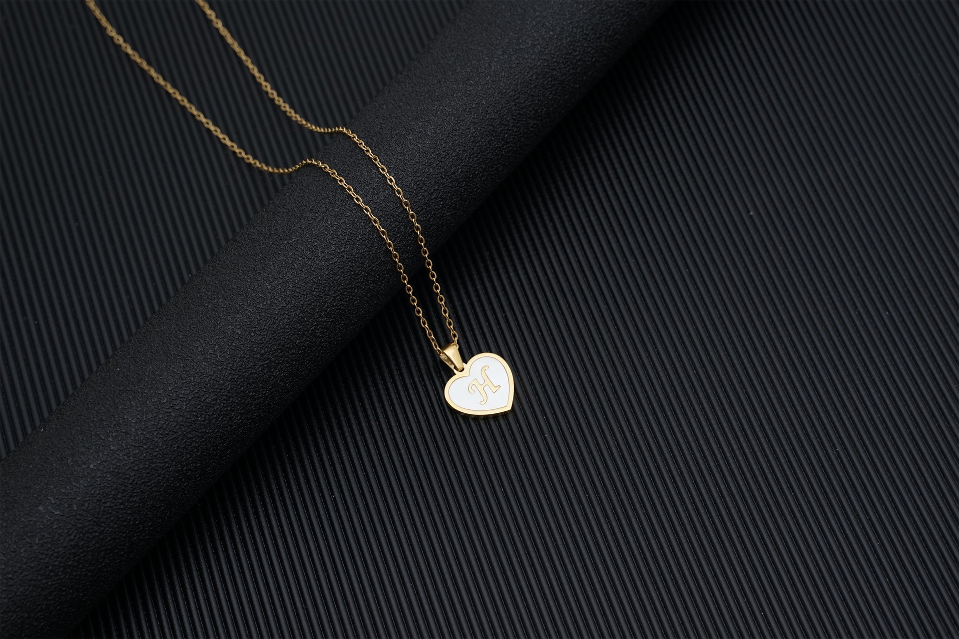 Europa y América 18K oro amor clavícula cadena de las mujeres de acero inoxidable corazón blanco madre colgante 26 letras titanio acero collar