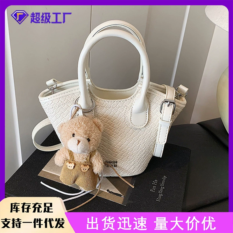 Портативная корзина для овощей, маленькая сумка-шоппер для женщин, новинка лета 2025, уникальный дизайн, контрастные цвета, сумка через плечо или кроссбоди.