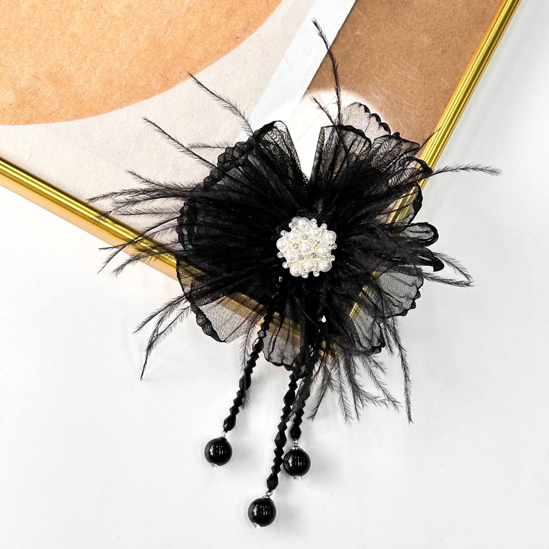 Plumas de perlas de Qixian accesorios de flores hechas a mano broches de cabello DIY temperamento pectoral ropa característica accesorios al por mayor