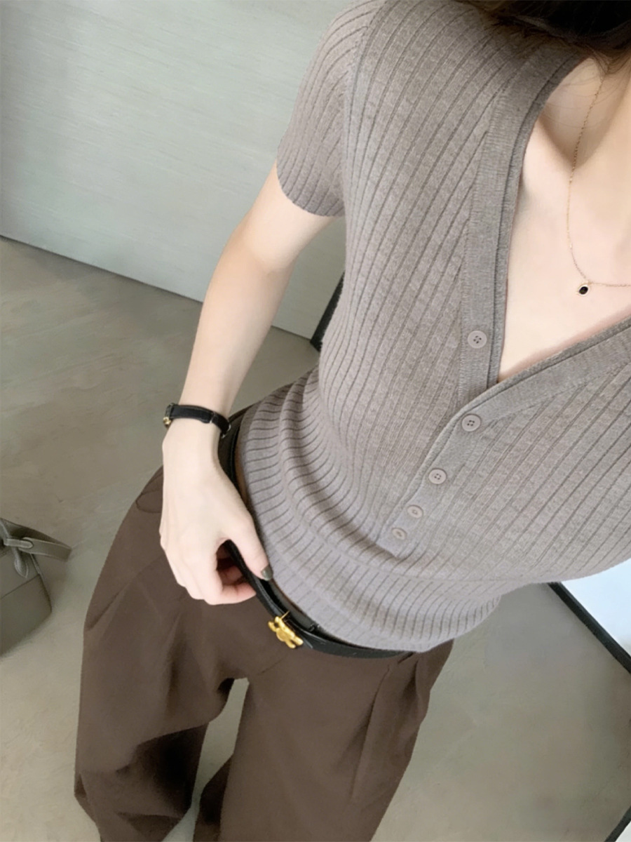 Áo thun nữ cổ V sọc kẻ phong cách Old Money, tay ngắn, dáng thẳng vai — màu đen, Xám cacbon, màu trắng, Màu yến mạch