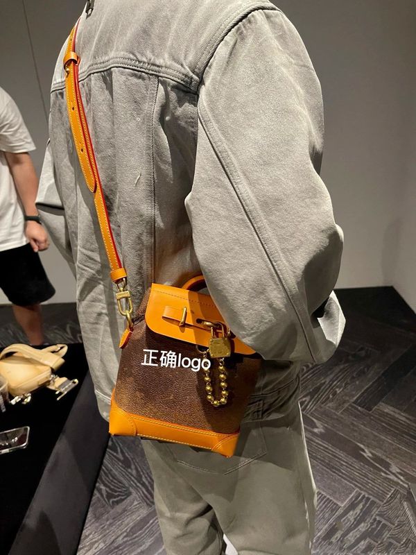 L ロバメンズバッグ Steame カーフスキンシルバー南京錠バックパックシングルショルダーメッセンジャーバッグ高品質写真リアルショット|undefined
