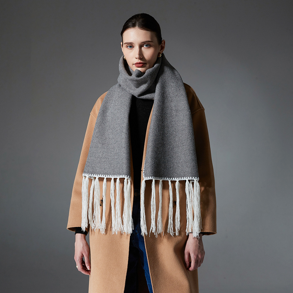 Écharpe à pompon double face de couleur unie de milieu à haut de gamme pour l'automne et l'hiver 2024_voghion.com