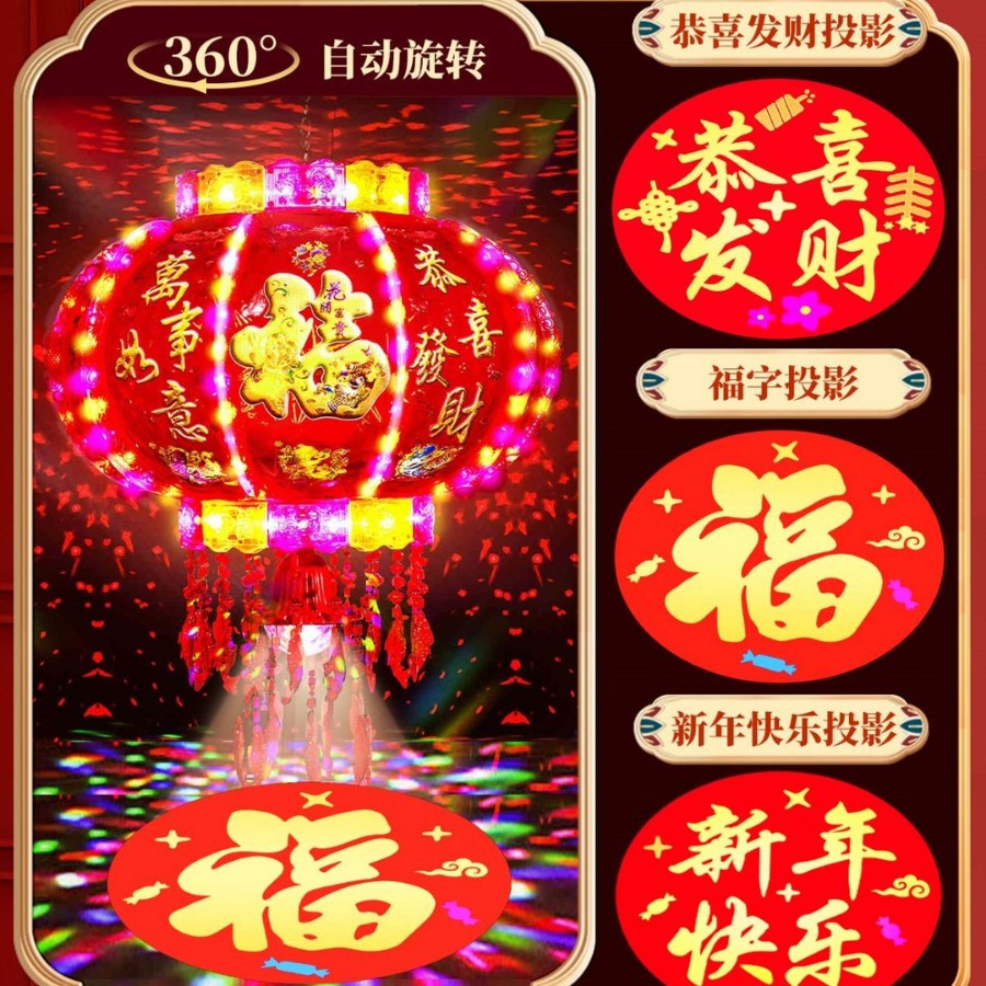 Nuevas linternas giratorias en la puerta de un par de linternas de caballo coloridas rojas para el Año Nuevo